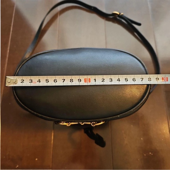 Gucci Black Leather Shoulder Bag with Gold Hardware - Picture 4 of 16